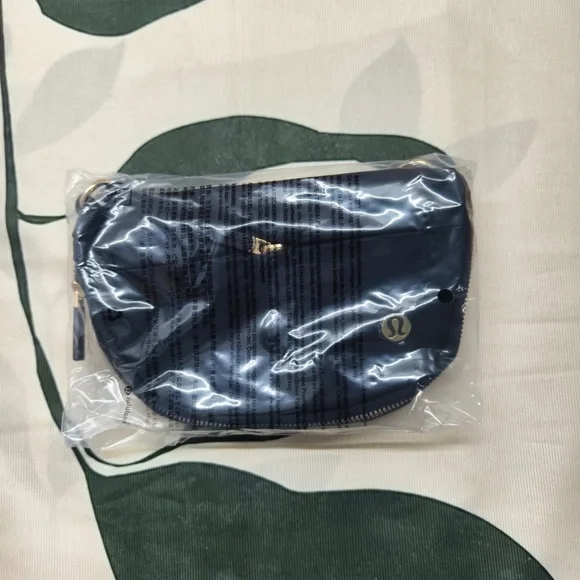 🌟 Lululemon All Night Festival Bag Micro 2L | Black Crossbody - Picture 4 of 4